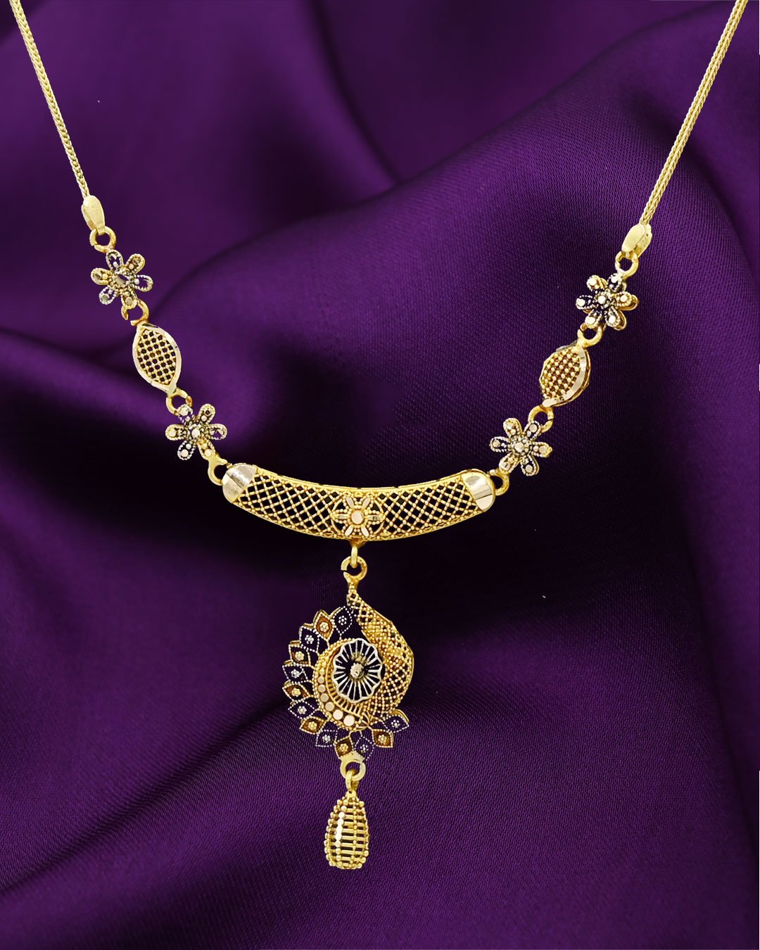 ✨ A touch of elegance, a spark of royalty.Unveil your beauty with our timeless necklace set. 💫-